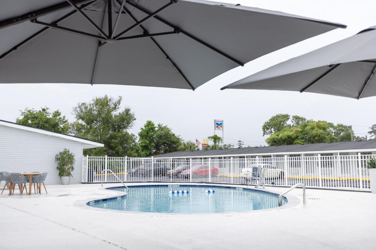 Golden Isles Inn & Suites Brunswick Esterno foto
