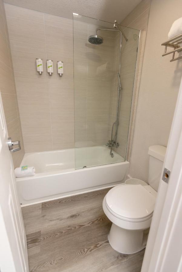 Golden Isles Inn & Suites Brunswick Esterno foto